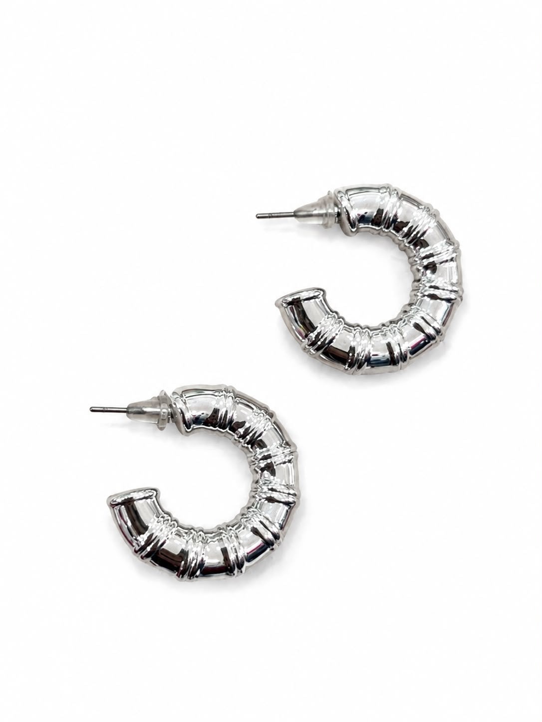 Aretes arracada texturizada plateada