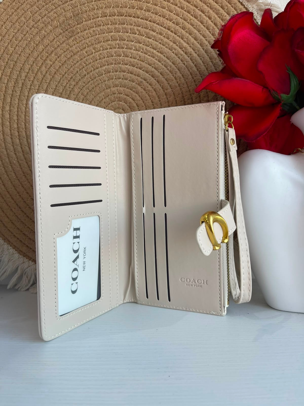 Cartera Dama color marfil con herrajes dorados