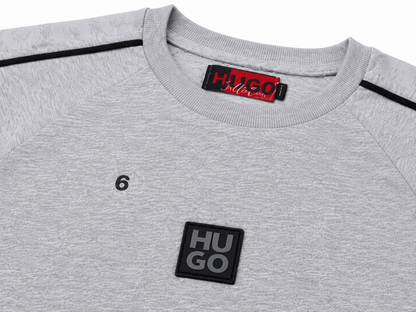 Playera niño cuello redondo color gris con detalle en mangas