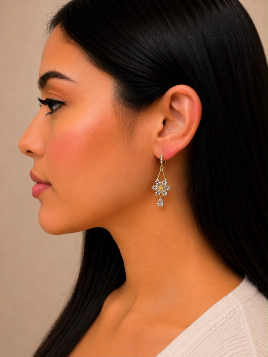 Aretes colgantes dorados flor de cristales
