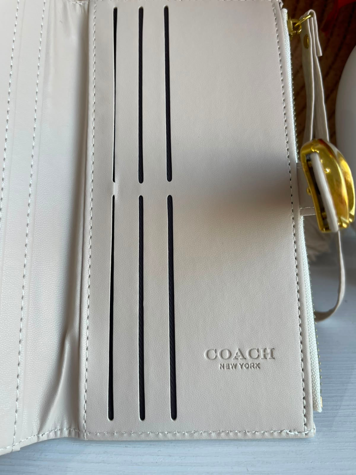 Cartera Dama color marfil con herrajes dorados