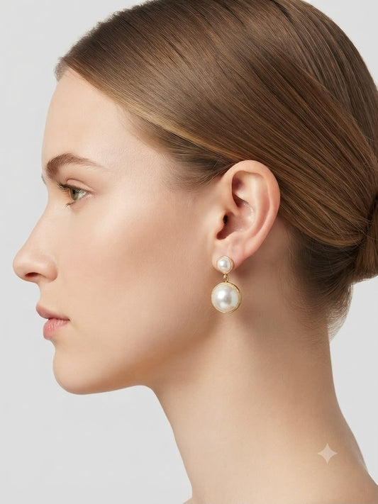 Aretes colgantes doble perla con acabado dorado