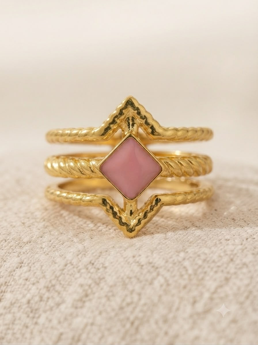 Anillo dama dorado triple aro de piedra rosa