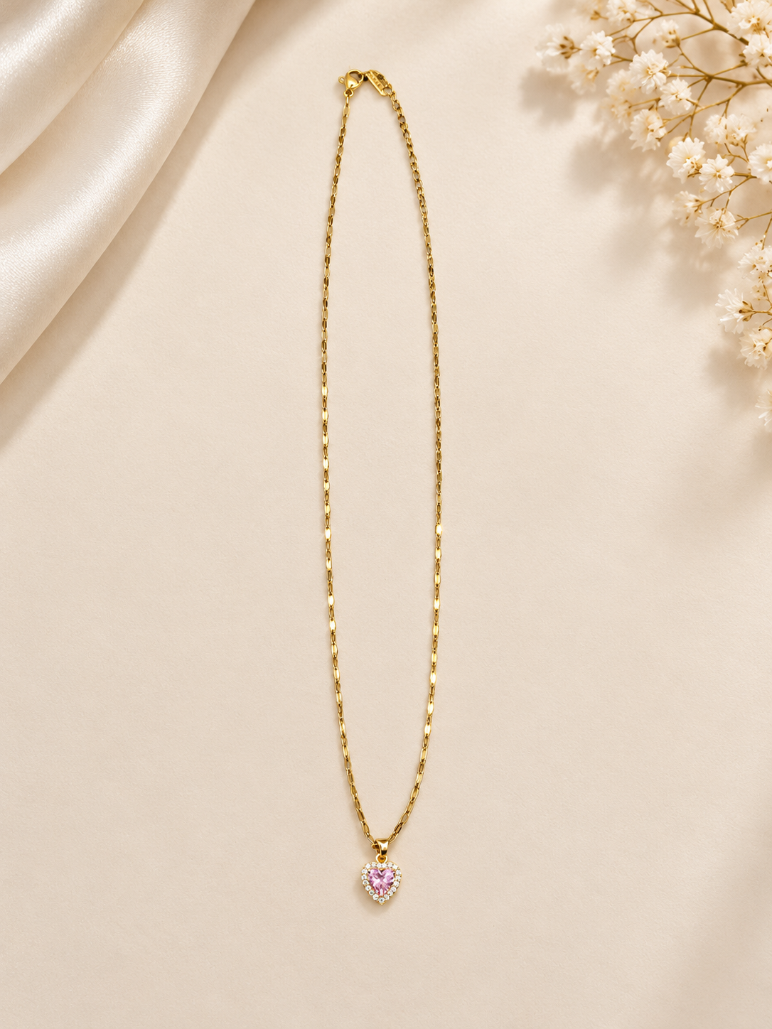 Collar dama dorado con dije de corazón rosa y detalles brillantes
