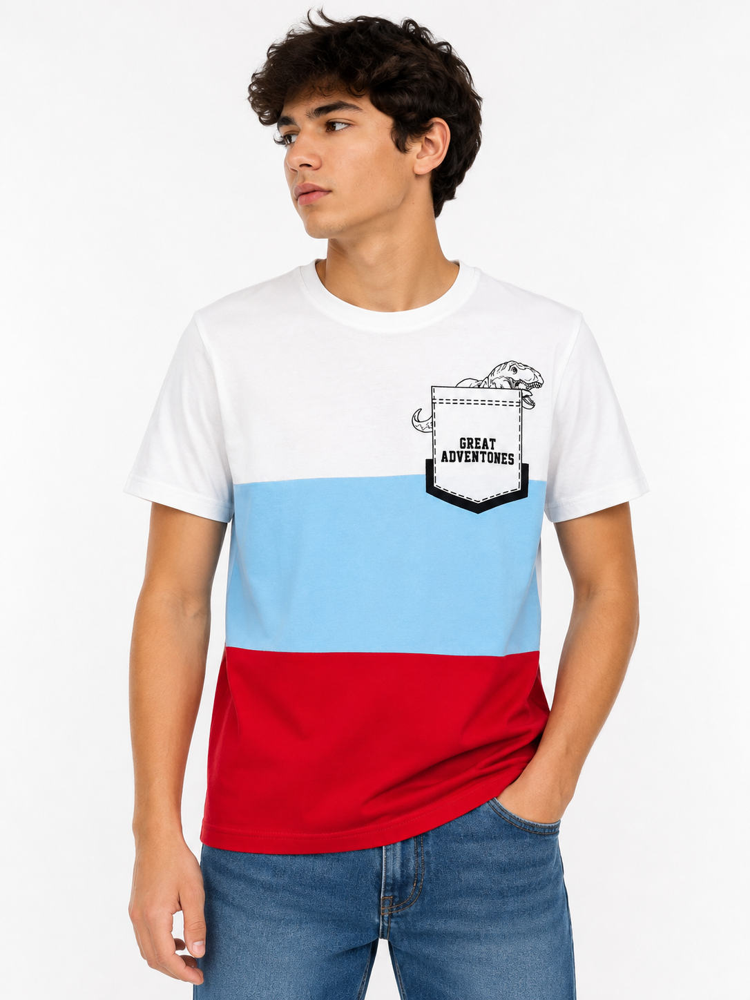 Playera niño cuello redondo color blanco con bloques azul cielo y rojo, estampado dinosaurio
