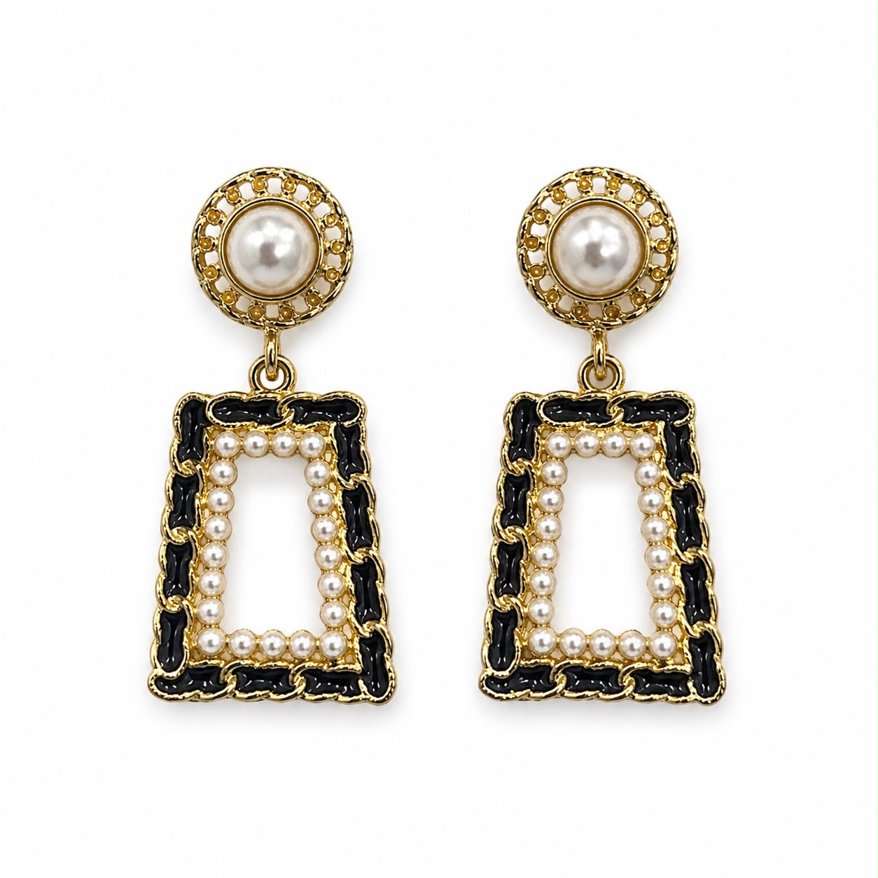 Aretes Colgantes Geométricos con Perlas y Acabado Dorado