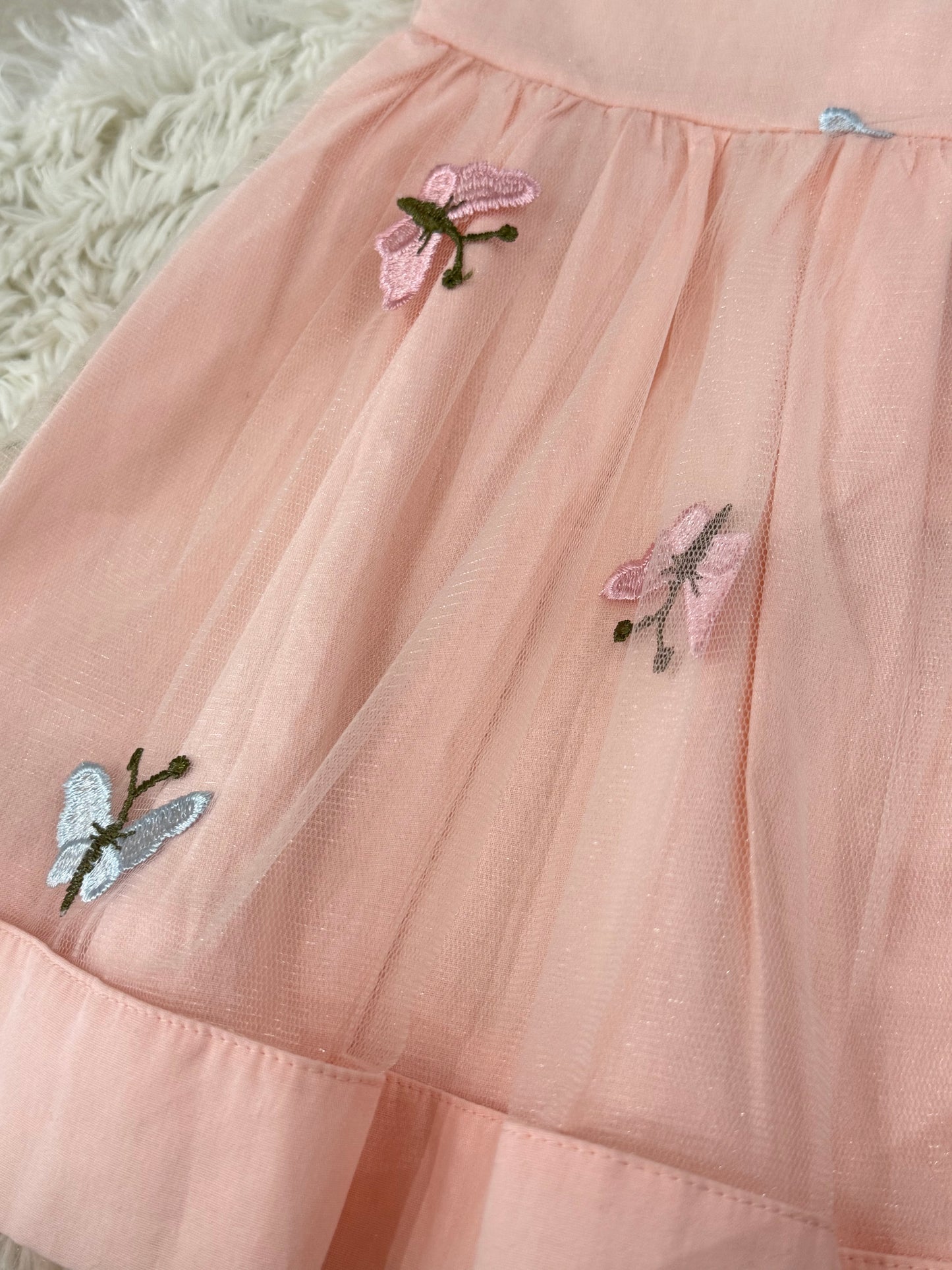 Vestido niña durazno con cuello Peter Pan y mariposas bordadas
