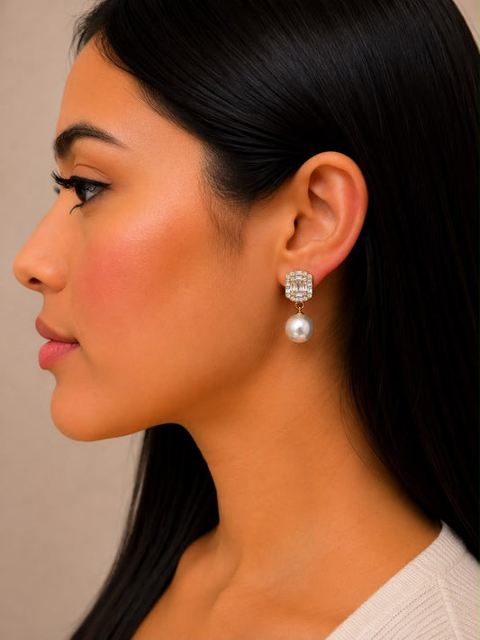 Aretes dorados con perla y cristales