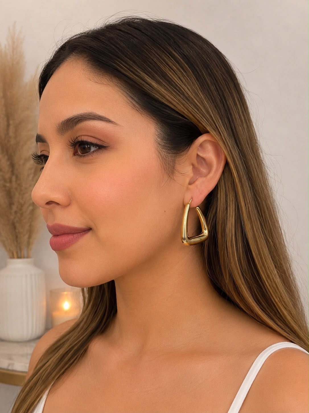 Aretes geométricos triangulares con color dorado