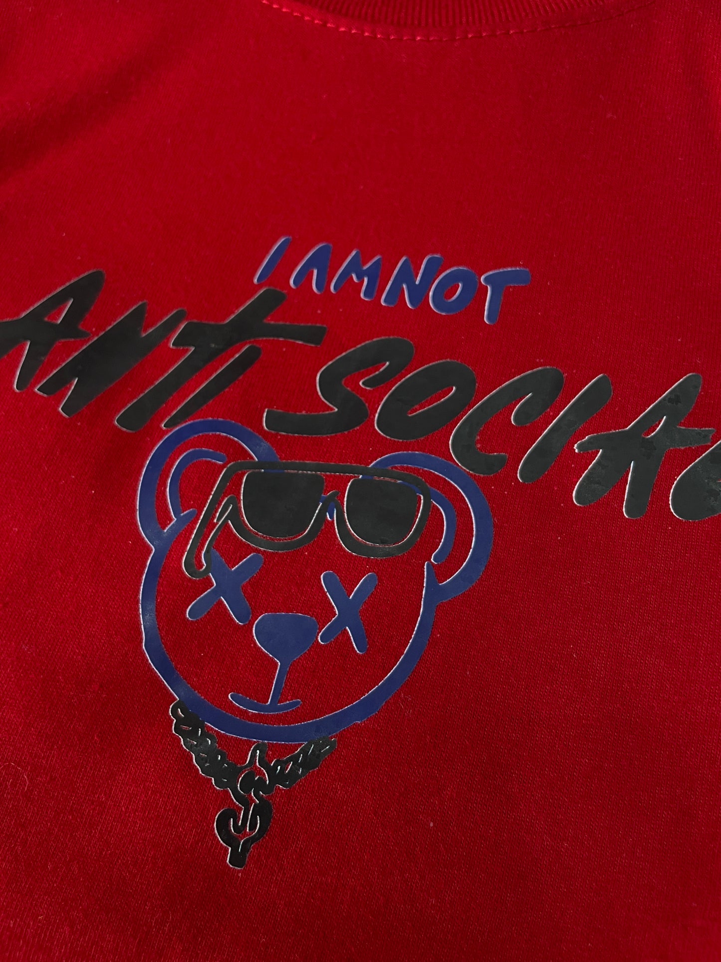 Playera niño cuello redondo manga corta color rojo con estampado frontal moderno