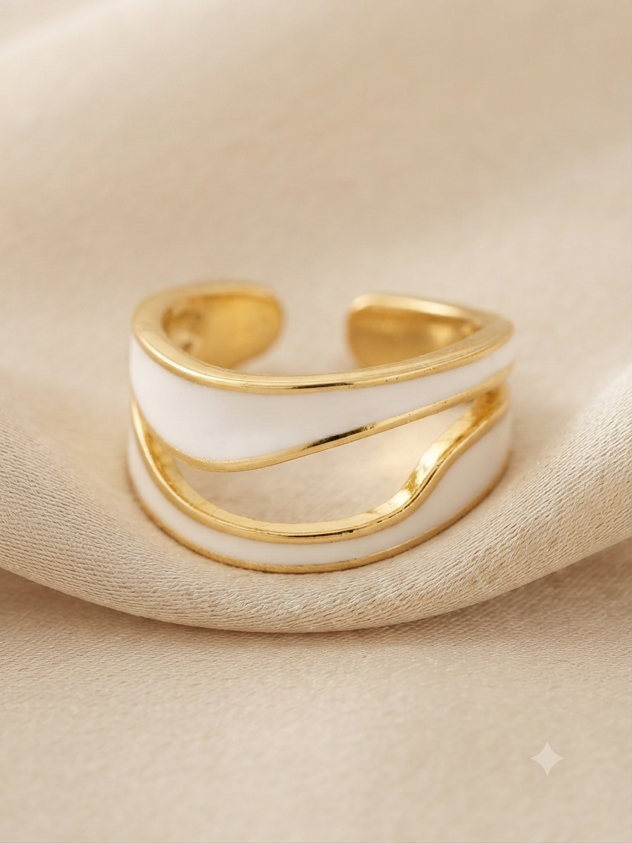 ✨ Anillo dama dorado con detalle blanco
