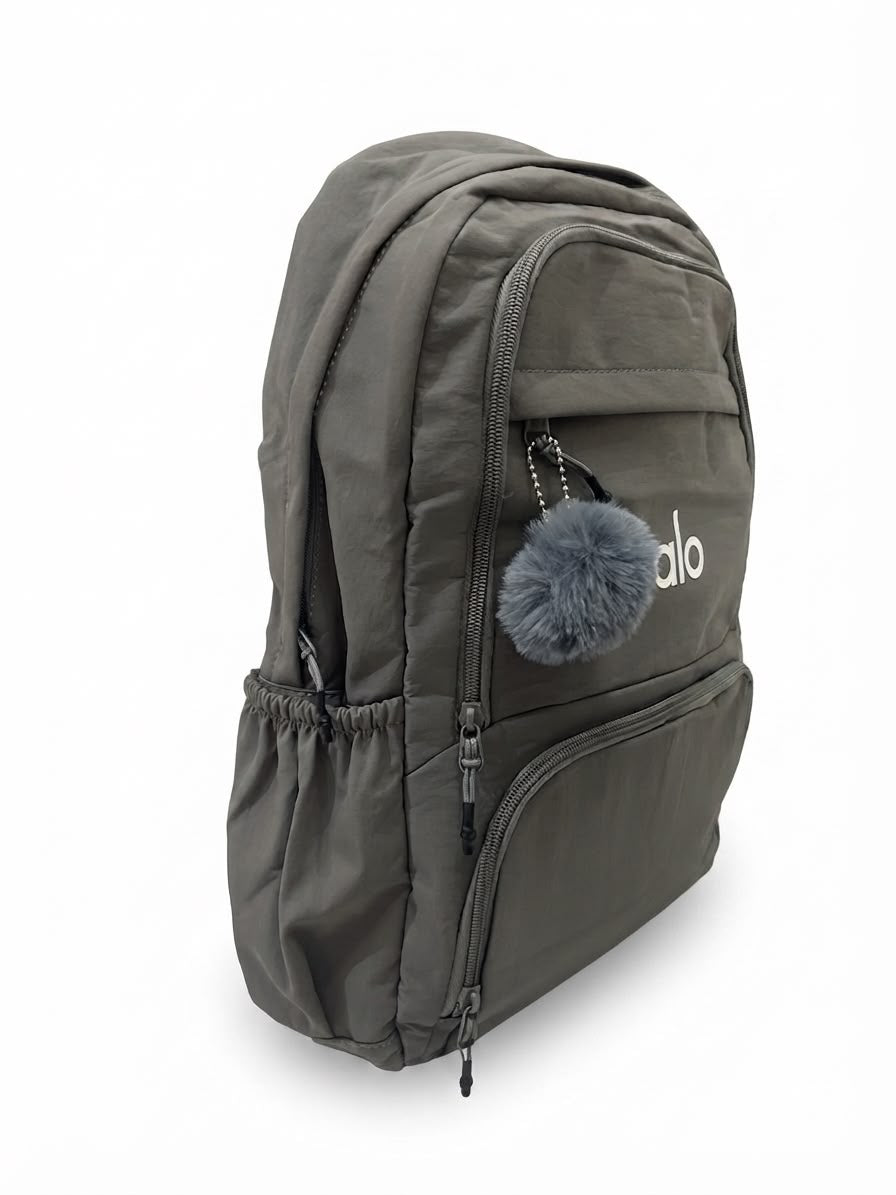 Mochila juvenil gris con pompón