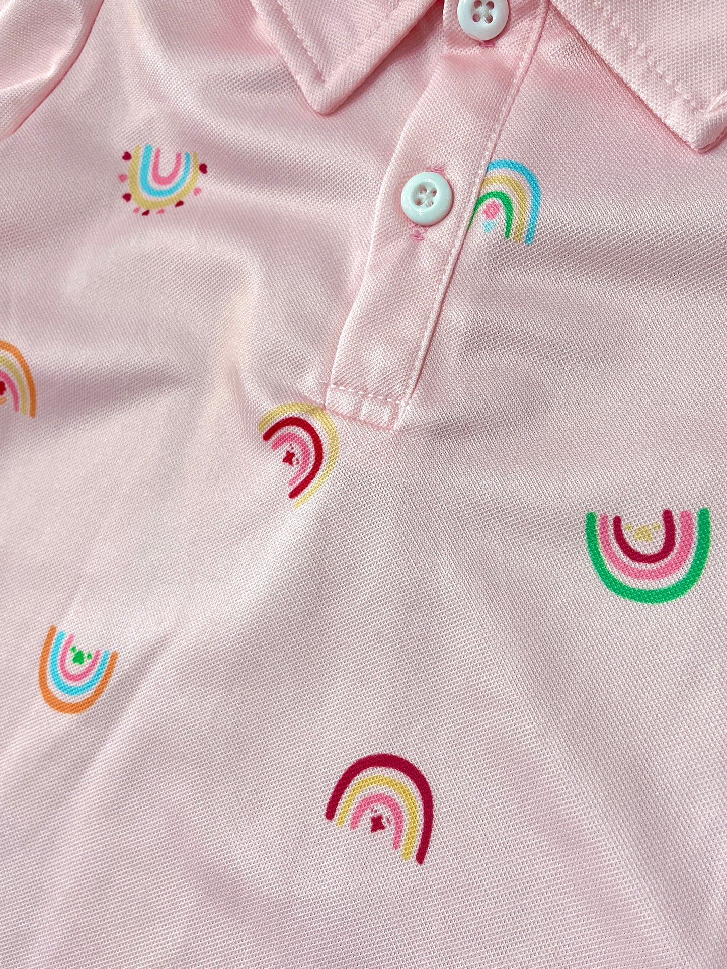 Vestido niña tipo polo rosa con estampado de arcoíris y olanes