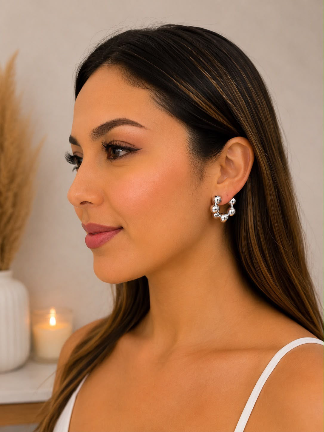 Aretes tipo argolla de esferas plateado
