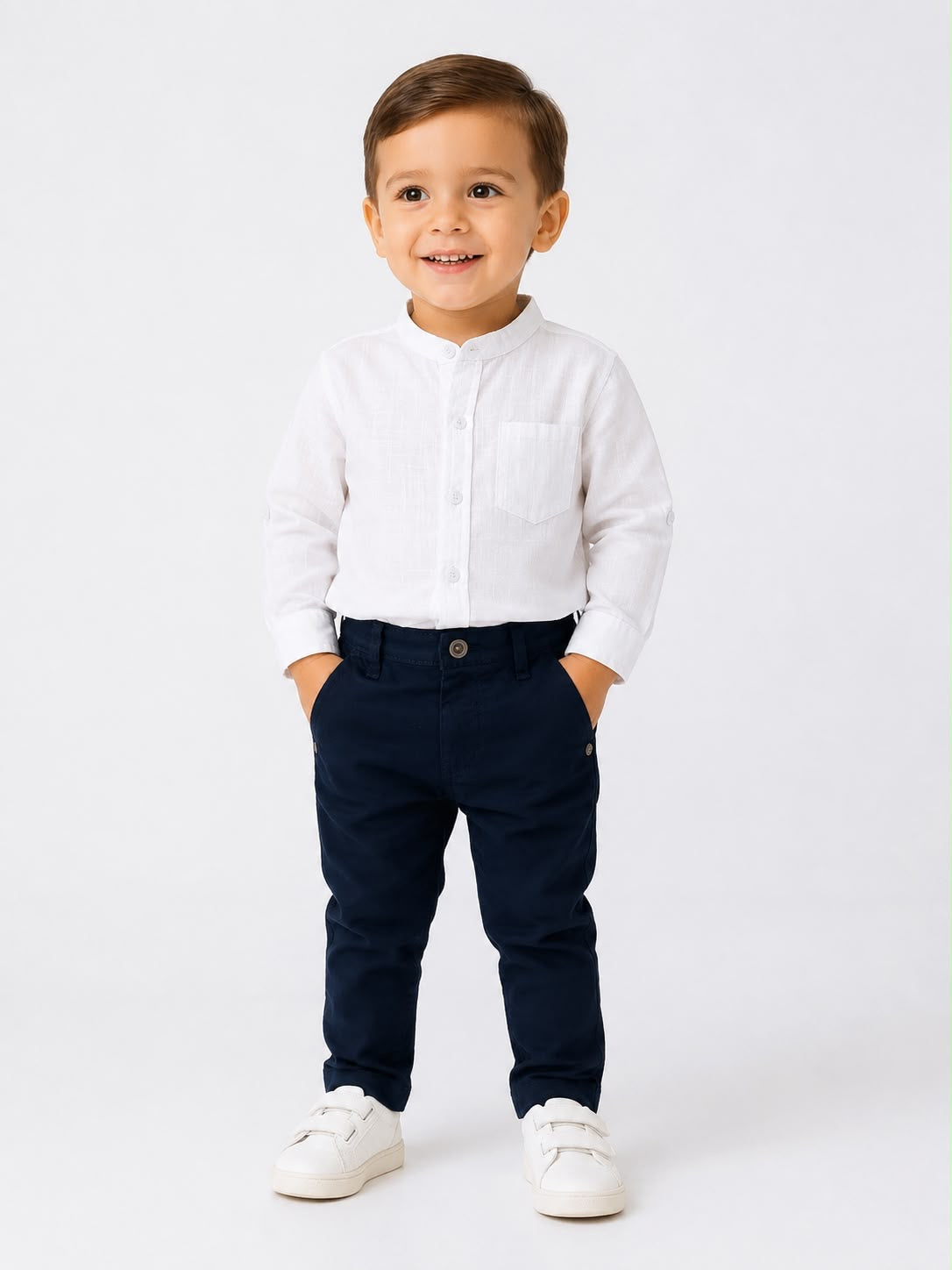 Set niño blanca con pantalón azul marino
