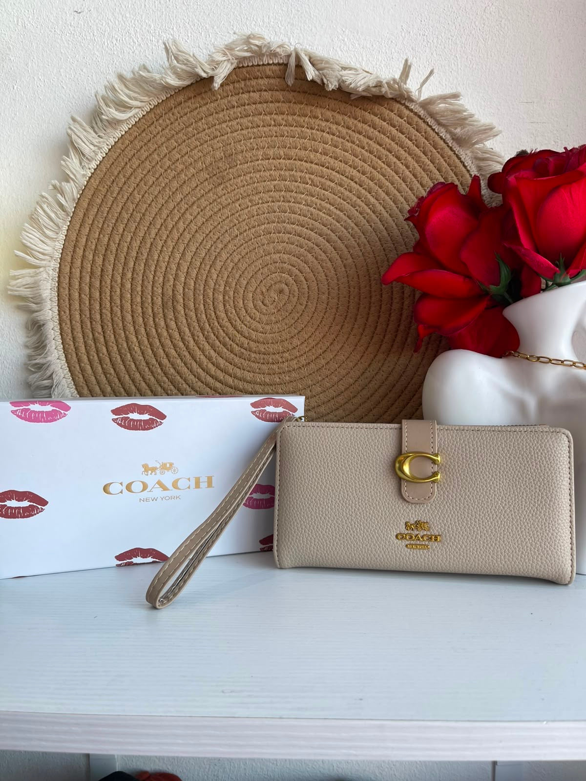 Cartera Dama color beige con herrajes dorados