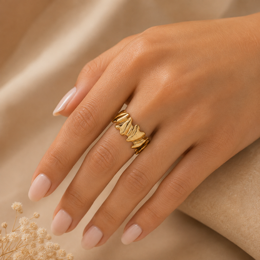 Anillo dama dorado diseño orgánico corazón