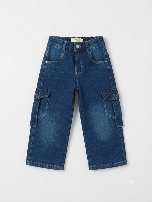Pantalón niña cargo de mezclilla con bolsillos laterales