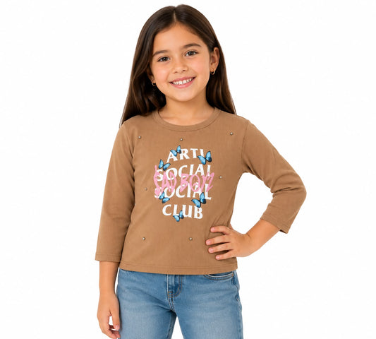 Blusa niña manga larga café acanalada con estampado de mariposas