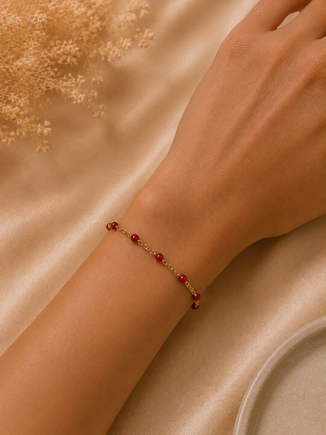 Pulsera Dama dorada con cuentas rojas