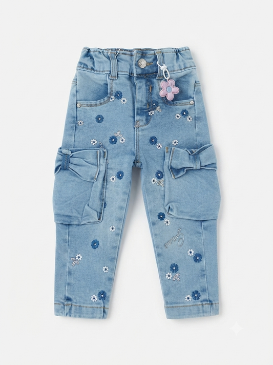 Pantalón niña cargo de mezclilla con flores bordadas