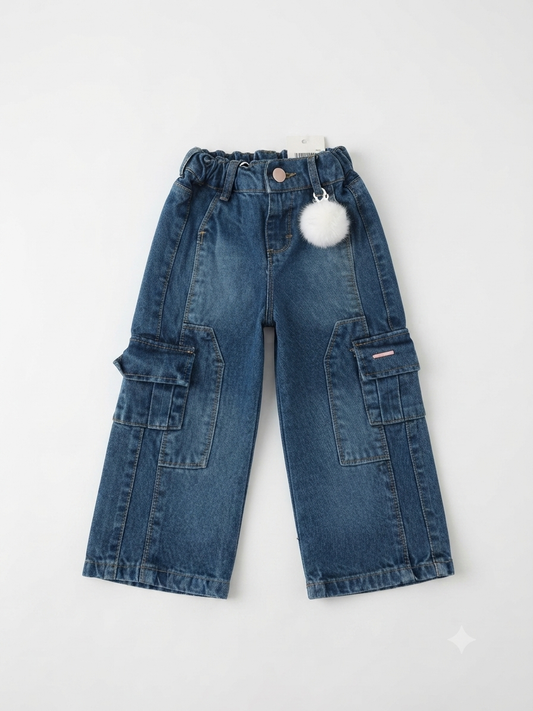Pantalón niña cargo de mezclilla con pompón decorativo