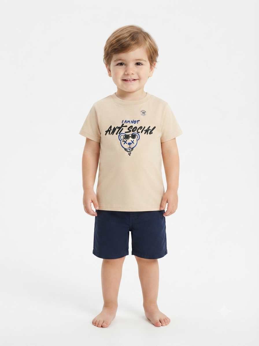 Playera niño cuello redondo manga corta color beige con estampado frontal moderno