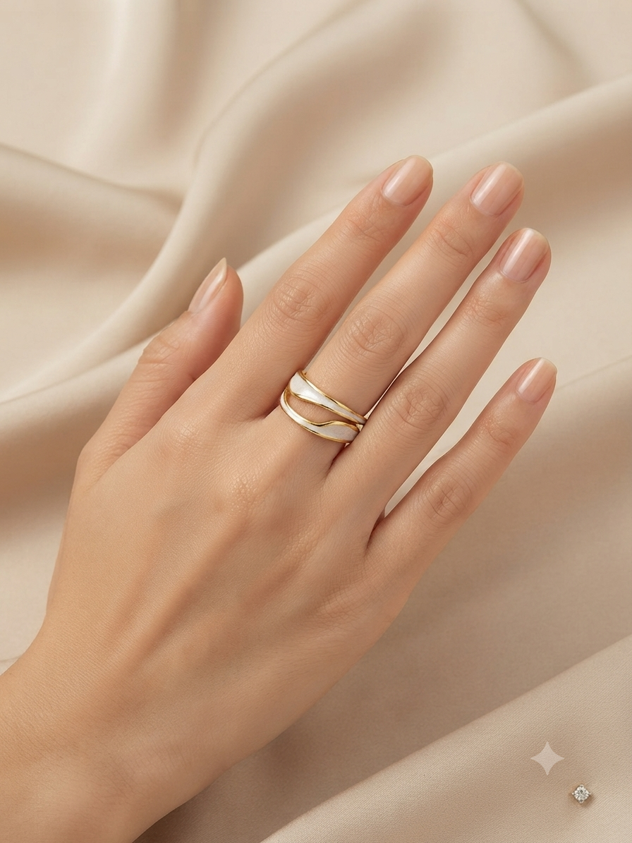 ✨ Anillo dama dorado con detalle blanco