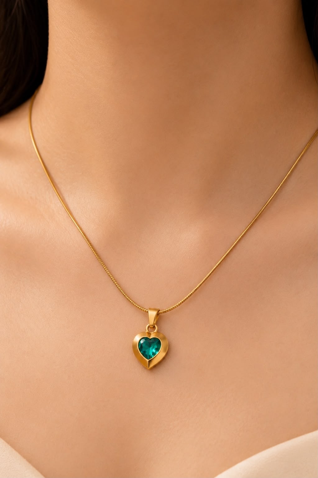 Collar accesorio dama – Corazón con cristal verde