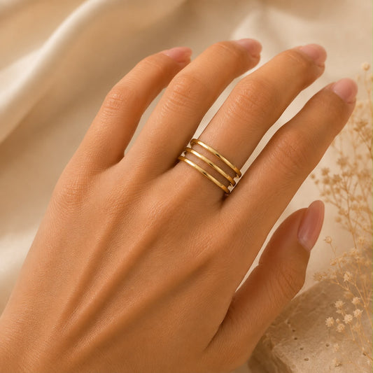Anillo Dama dorado diseño de triple línea