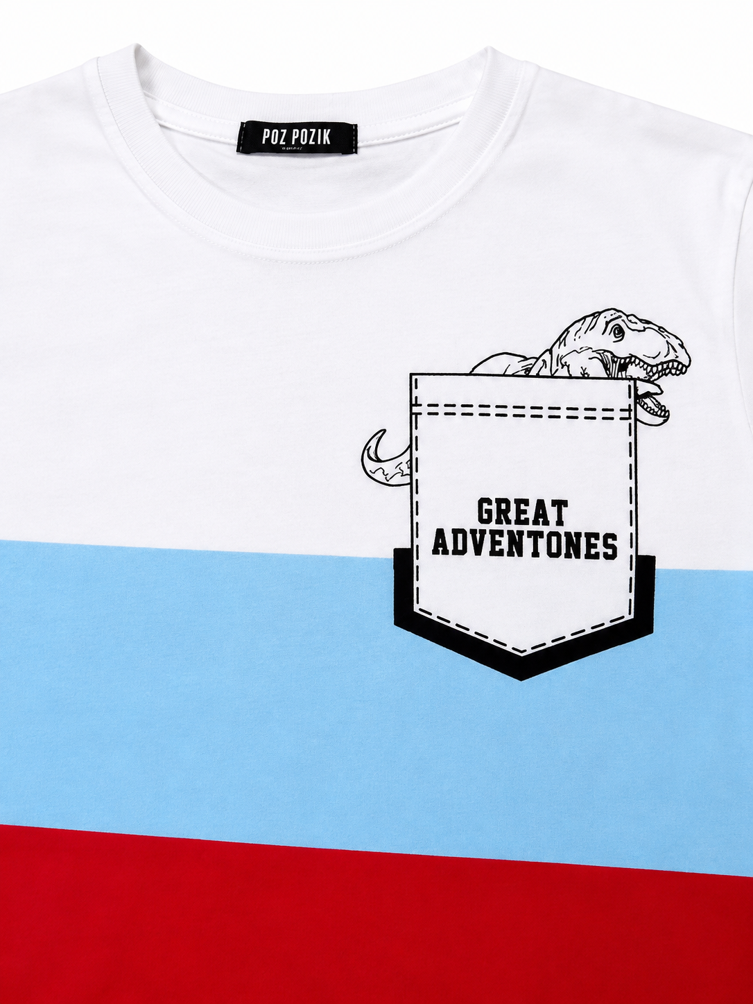 Playera niño cuello redondo color blanco con bloques azul cielo y rojo, estampado dinosaurio