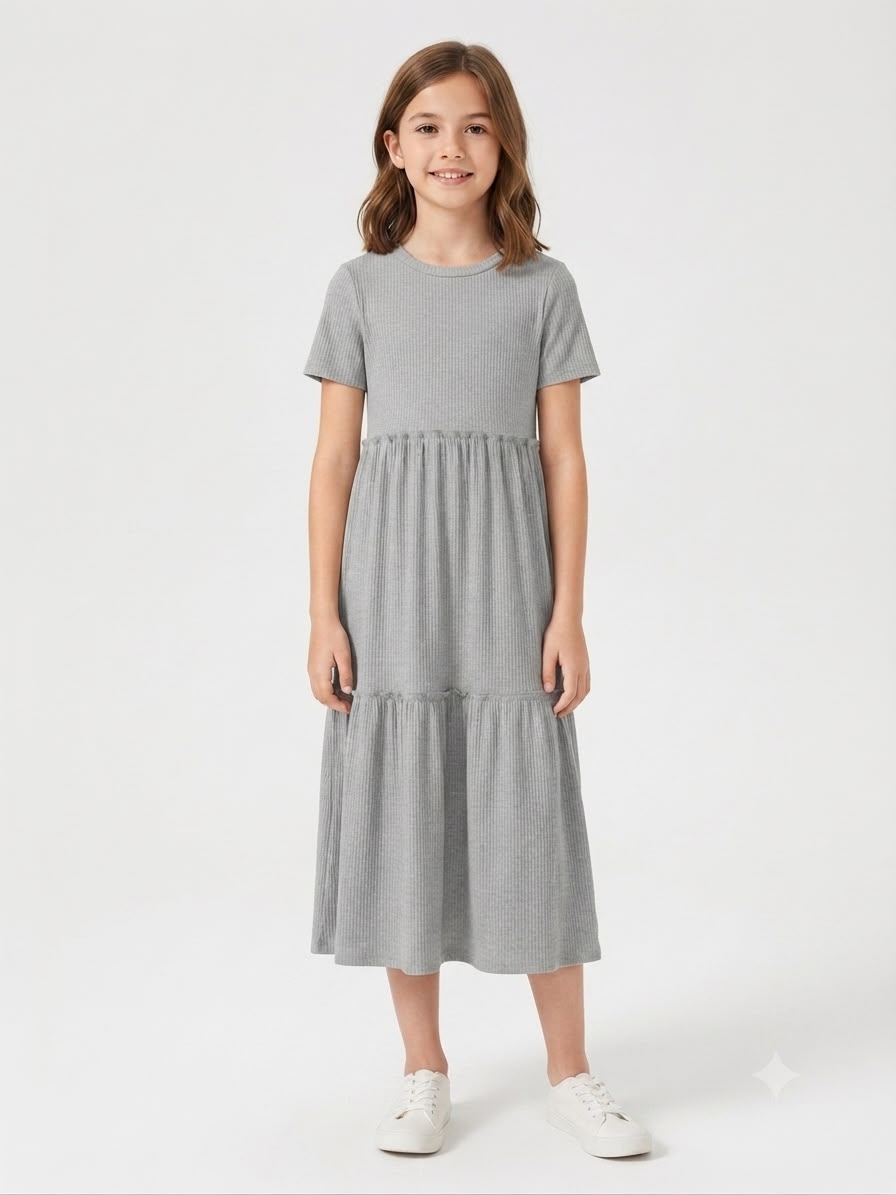 Vestido niña largo color gris de tela acanalada con manga corta y diseño de olanes