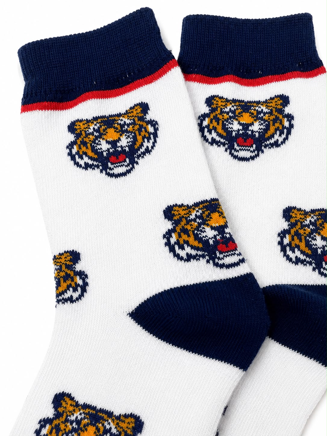 Calcetas largas blancas con diseño de tigres