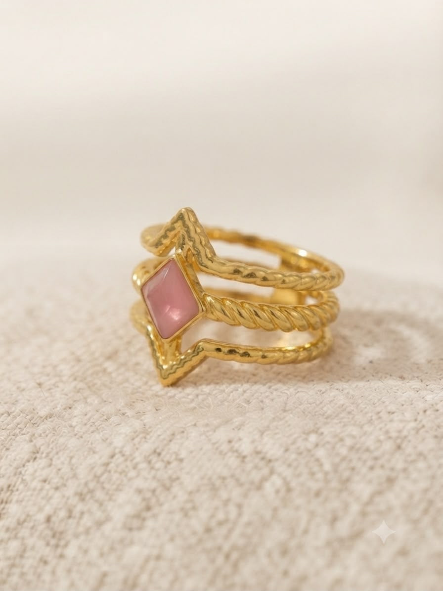 Anillo dama dorado triple aro de piedra rosa