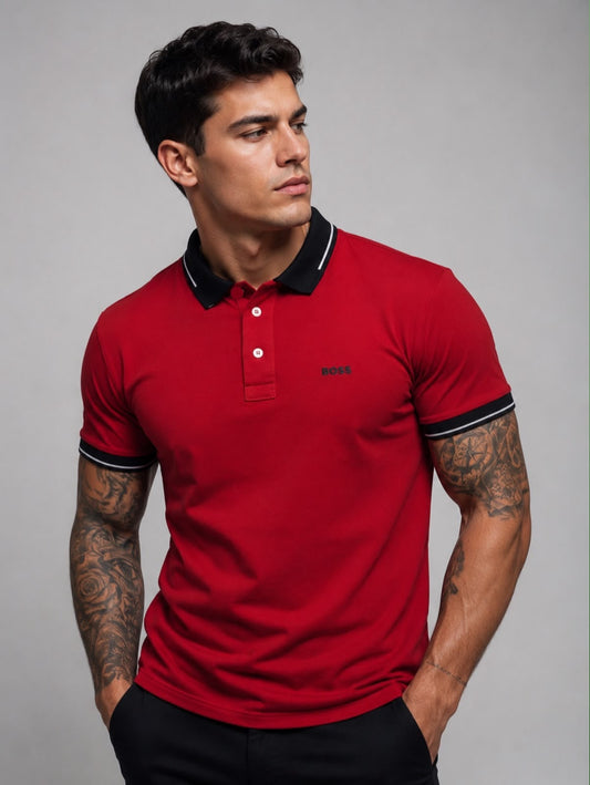 Playera Caballero Tipo Polo B@SS Roja con Cuello Negro y Líneas Blancas