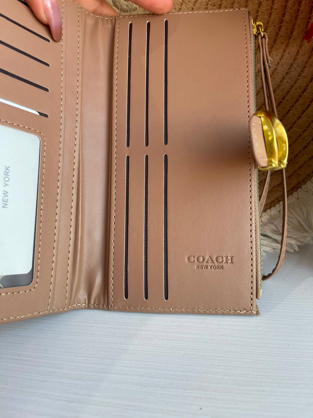 Cartera Dama color café taupe herrajes dorados