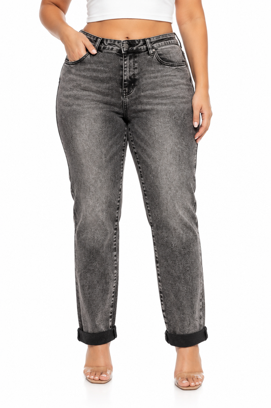 Pantalón dama mezclilla mom fit gris deslavado con dobladillo