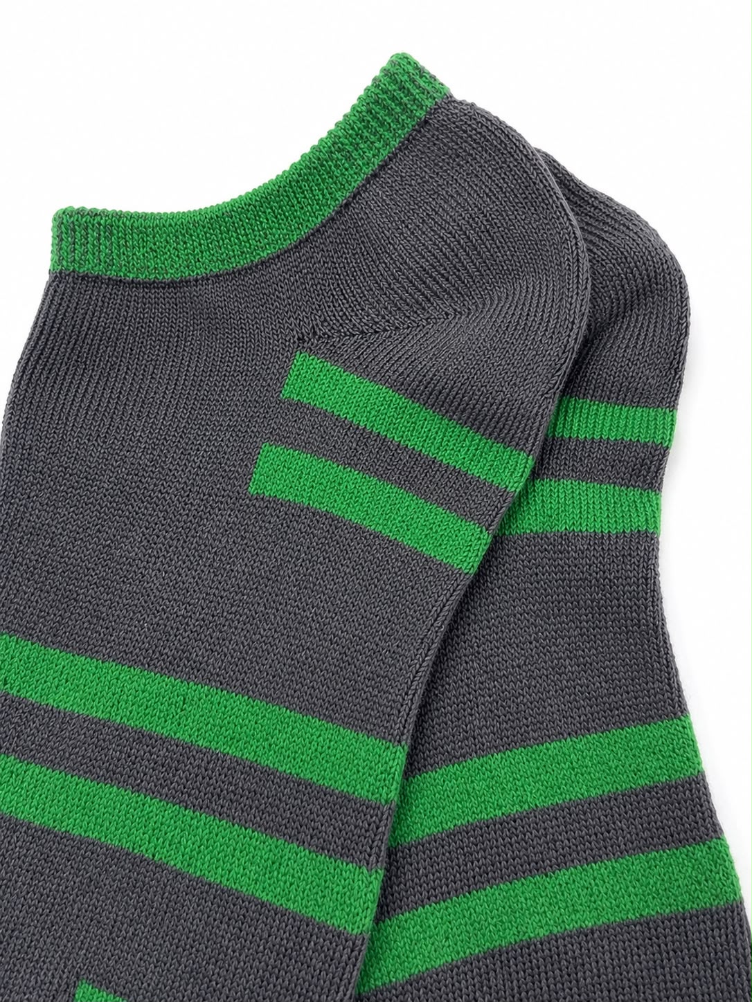 Calcetas cortas gris con líneas verdes