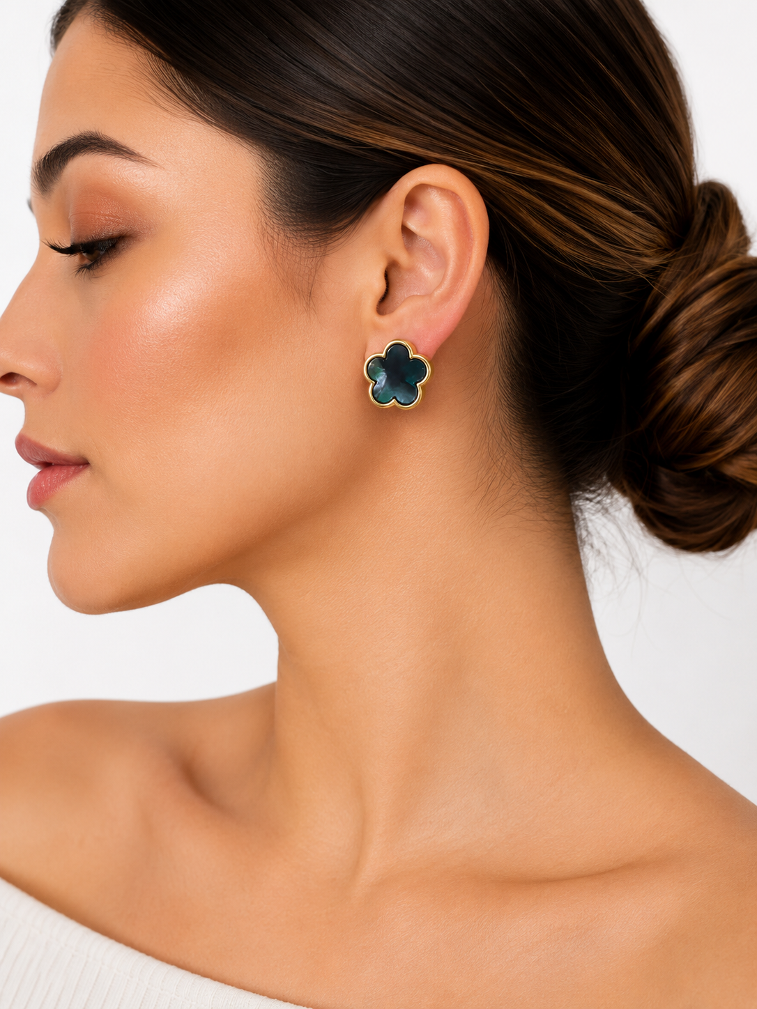 Aretes Flor Nácar Negro con Marco Dorado