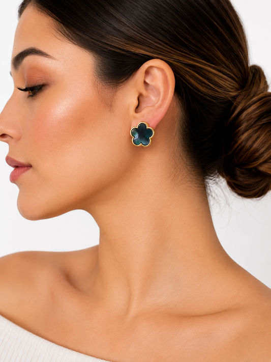 Aretes Flor Nácar Negro con Marco Dorado