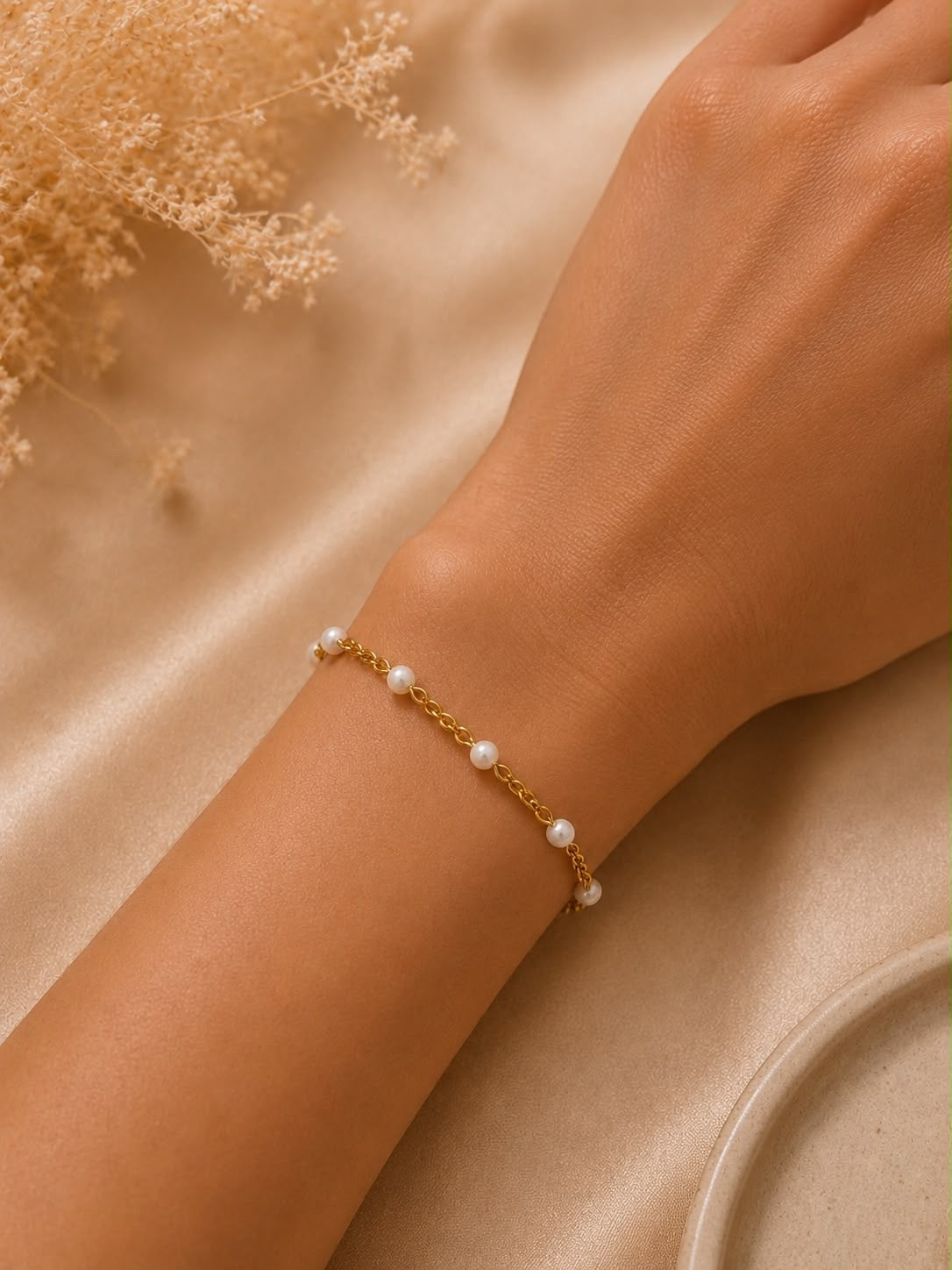 Pulsera Dama dorada con perlas delicada