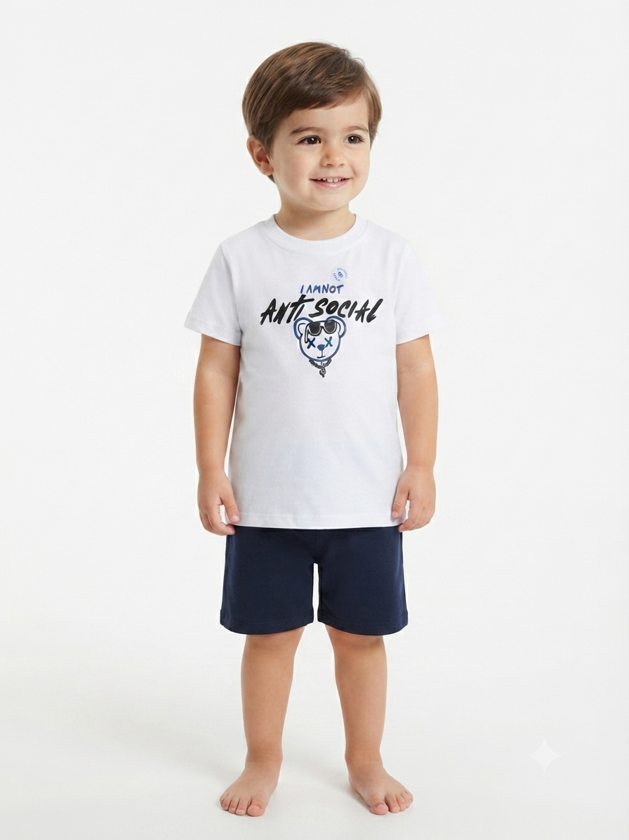 Playera niño cuello redondo manga corta color blanco con estampado frontal moderno