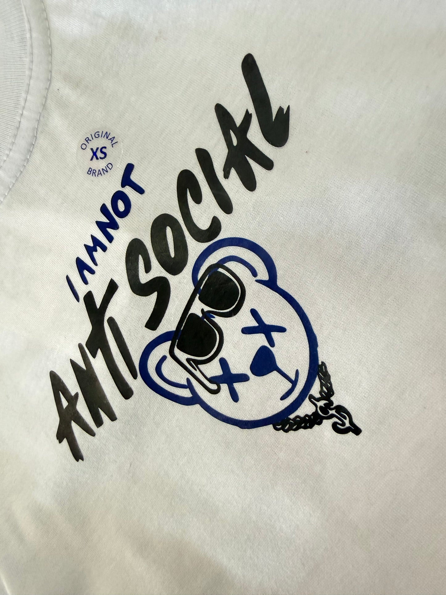 Playera niño cuello redondo manga corta color blanco con estampado frontal moderno