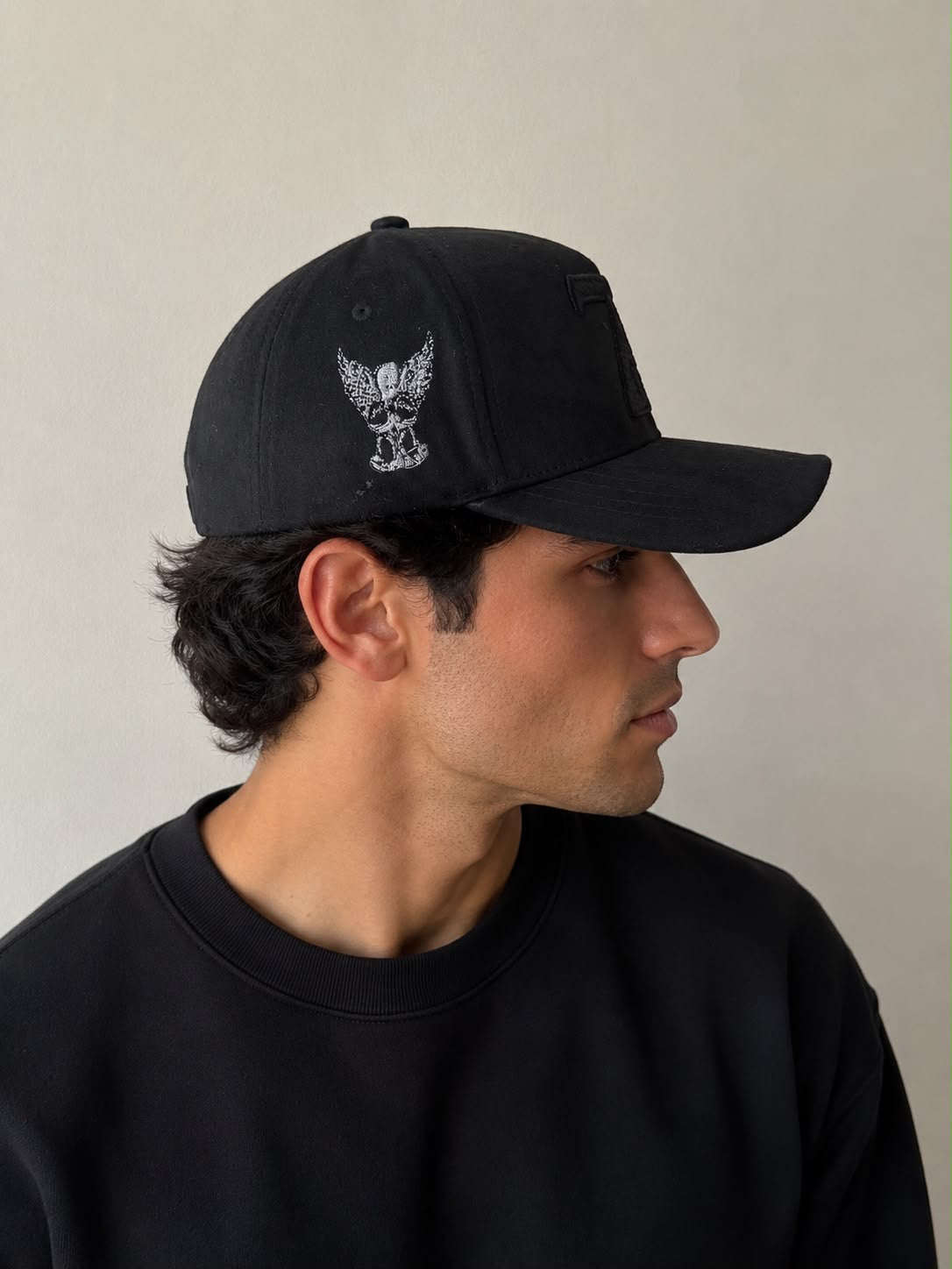 Gorra Premium 77 Negra Bordada para Caballero