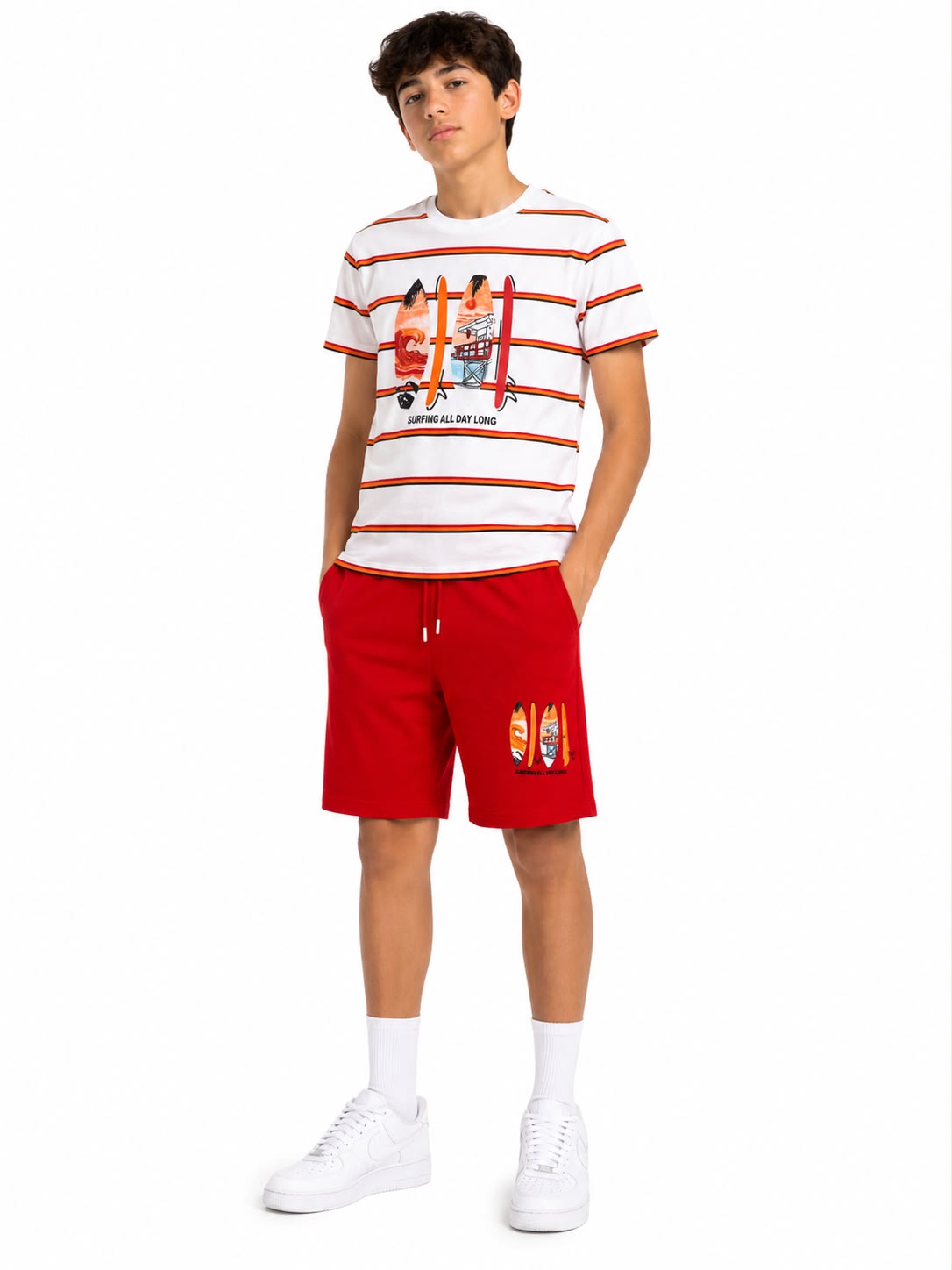 Set niño playera de rayas con estampado de surf y short rojo