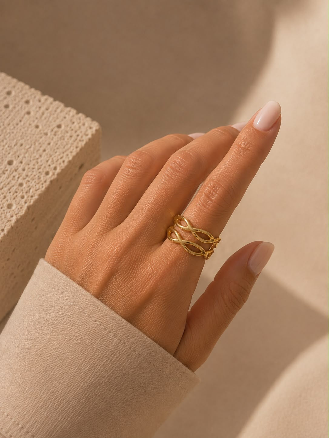 Anillo Dama Dorado diseño infinito entrelazado