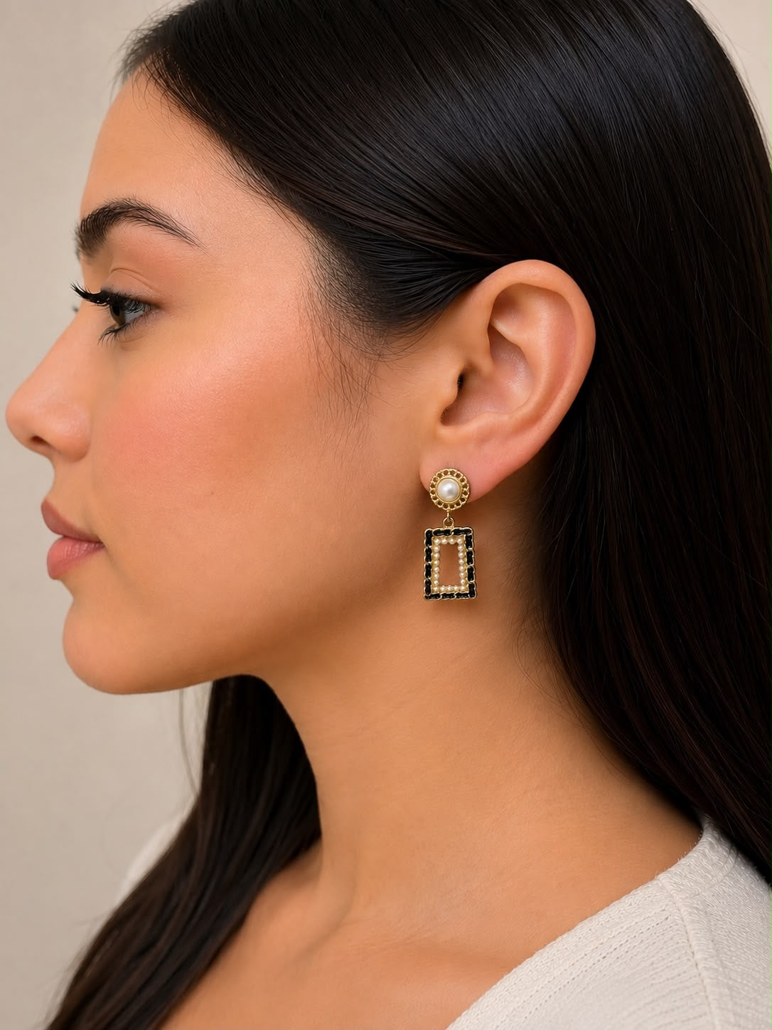 Aretes Colgantes Geométricos con Perlas y Acabado Dorado