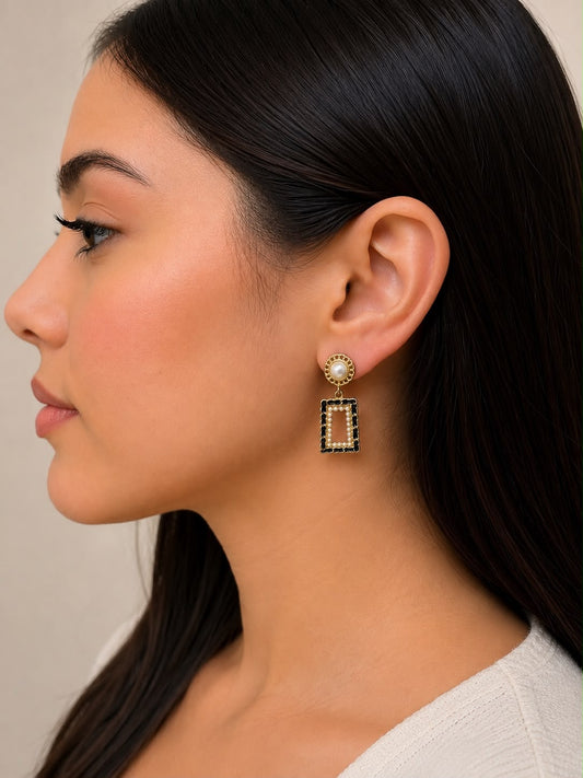 Aretes Colgantes Geométricos con Perlas y Acabado Dorado