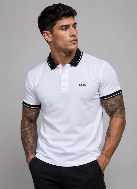 Playera Caballero Tipo PoloB@SS Blanca con Cuello Negro y Detalles en Blanco