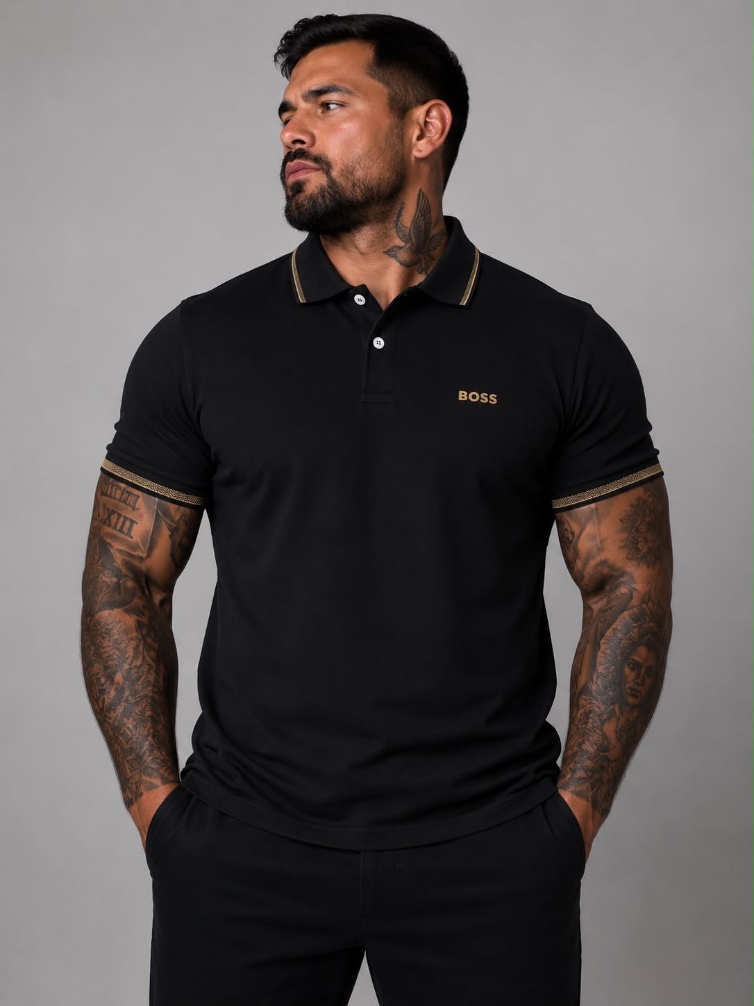 Playera Caballero Tipo Polo Negra con Detalles Dorados y Bordado Frontal B@SS